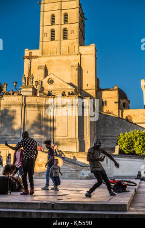 Notre Dames des Domes Kirche in der Nähe der Päpstlichen Palast, Provence, Frankreich, Europa. Stockfoto