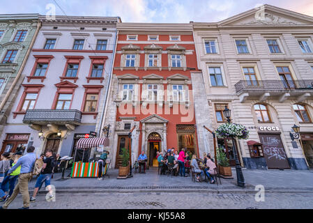 Mietshäuser mit einem "ehrlichen Fleisch" Restaurant auf einem Marktplatz der Altstadt von Lviv Stadt, größte Stadt in der westlichen Ukraine Stockfoto