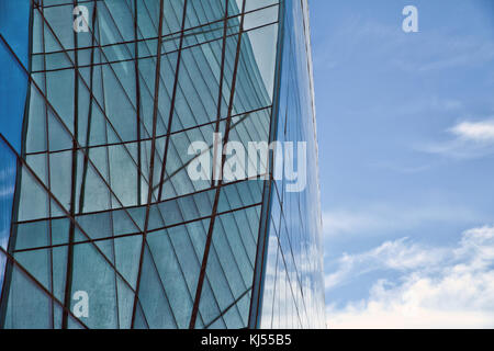 Perspektive und Unterseite Winkel zur strukturierten Hintergrund der modernen Glasgebäude Wolkenkratzer über Blau bewölkter Himmel Stockfoto