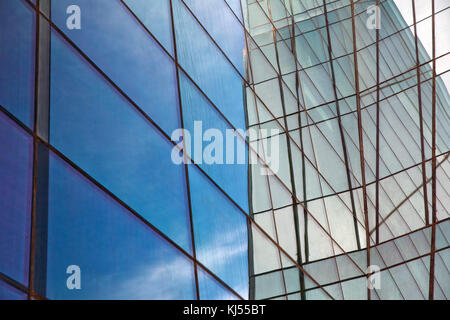 Modernes Glas Silhouetten auf modernes Gebäude. Wolken in Windows der modernen Bürogebäude wider. Stockfoto