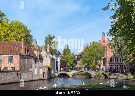 Eingang zum Begijnhof über vom Minnewater, Brügge (Brügge), Belgien Stockfoto