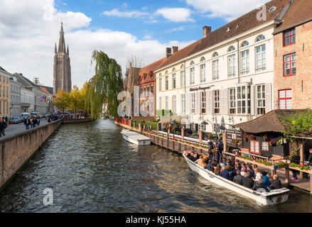 Bootstouren auf dem Djiver Kanal in Richtung Kirche Unserer Lieben Frau (Onze-Lieve-Vrouwekerk), Brügge (Brügge), Belgien suchen. Stockfoto