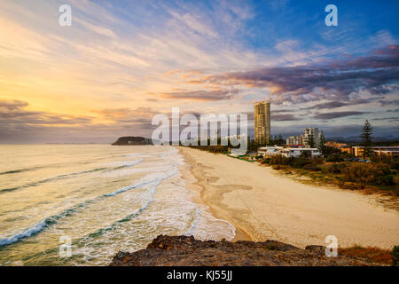 Dramatischer und lebhafter Sonnenaufgang über den Stränden von North Burleigh und Miami an der Gold Coast in Queensland, Australien. Stockfoto