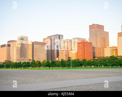 TOKIO, JAPAN 28. - 2017. JUNI: Wunderschöne große Gebäude im Horizont im Hibiya Park in Tokio, Japan Stockfoto