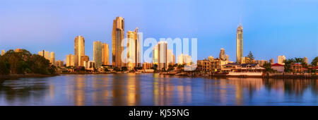 Panoramablick auf die Wolkenkratzer im Surfers Paradise bei Sonnenuntergang an der Gold Coast in Queensland, Australien. Stockfoto