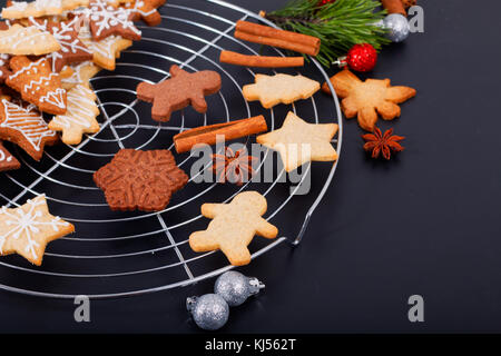 Backkonzept frisch gebacken hausgemachte Bio Butter Zucker Cookies verschiedene Form mit Kopierraum Stockfoto