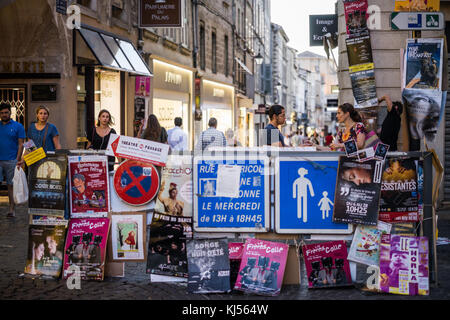 Plakate in den Straßen von Avignon, Frankreich, Provence, Europa. Stockfoto