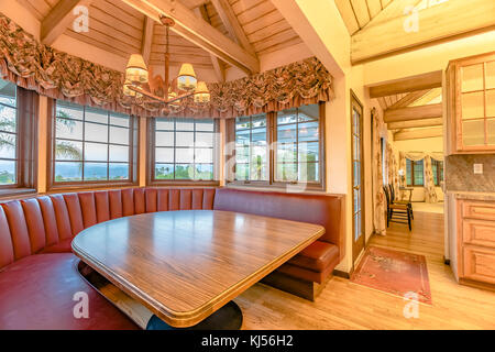 Helle, offene und warme Küche mit gewölbten Decken und Stand, Restaurant Küche Tisch mit Ledersitzen. Wunderbare Kalifornien in San d Stockfoto