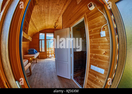 Innenraum der Holzhütte Familienzimmer mit Bergblick Stockfoto