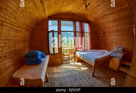 Innenraum der Holzhütte Familienzimmer mit Bergblick Stockfoto