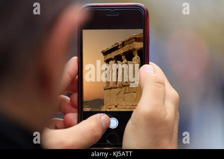 Die Akropolis in Athen, Griechenland Bild wird auf dem Tablet, Smartphone in den Händen des Menschen. Unscharfer Hintergrund Stockfoto
