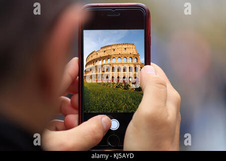 Kolosseum in Rom, Italien Bild wird auf dem Tablet, Smartphone in den Händen des Menschen. Unscharfer Hintergrund Stockfoto