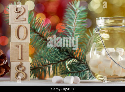 Weihnachten Würfel 2018. Marshmallows in einem Glas auf einem verschwommenen farbigen Hintergrund. eine festliche Stimmung. Stockfoto