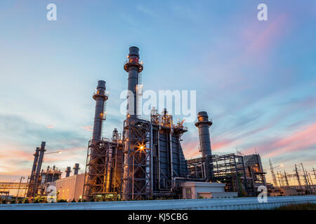 Raffinerieanlagen der petrochemischen Industrie bei Nacht Stockfoto