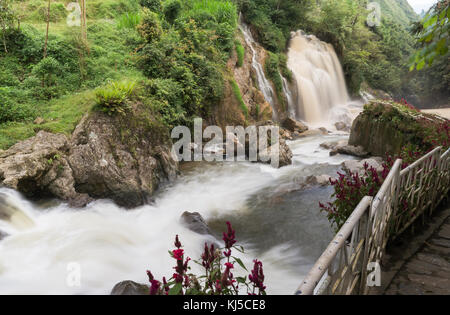 Tien Sa Wasserfall in der Regenzeit in der Nähe von Cat Cat Dorf in der Nähe von Sa Pa, Vietnam - populäre touristische trekking Ziel Stockfoto