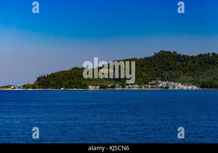 Insel Thasos, Griechenland. limenas Stadt Tag anzuzeigen. Landschaft der Hauptstadt Limenas (West Town Teil sichtbar) mit Blick auf die Insel Thassos antike Theater auf einem Hügel. Stockfoto