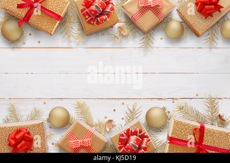 Weihnachten Hintergrund mit Leerzeichen für die begrüssung Text. Tanne Baum, die Geschenke und die Kugeln auf weißem Holz- Tisch legen. Stockfoto