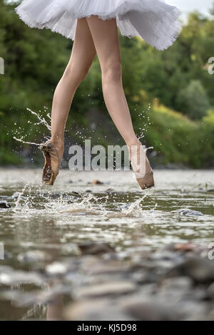 Ballerina springt im Fluss Stockfoto