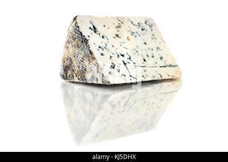 Scheibe Blauschimmelkäse mit Reflexion auf Weiß Stockfoto