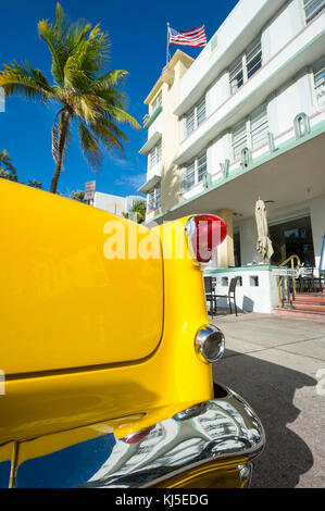 MIAMI - Juli 23, 2017: Klassische vintage american car von ikonischen Miami Beach Ocean Drive mit Hintergrund der Art-déco-Gebäude und Palmen geparkt. Stockfoto