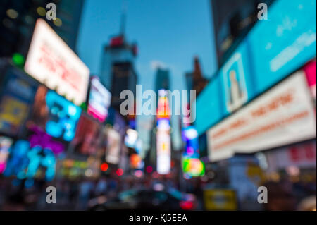 Defokussierten Blick auf Times Square signage, taxi Verkehr, und vorweihnachtlichen Menschenmassen in der Leitung - bis zu Silvester in new york city, usa Stockfoto