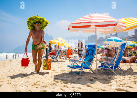 RIO DE JANEIRO - 06. MÄRZ 2016: Obstsalat-Verkäufer in farbenfrohem Kostüm am Strand von Ipanema. Stockfoto