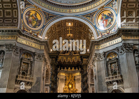 Barocke Haube, baldacchino und Apsis Gloria von Bernini, den Petersdom, Vatikan, Rom, Italien. Stockfoto