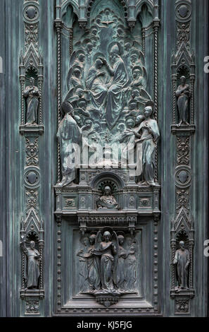 Bronze Hauptportal von Augusto Passaglia, Kathedrale Santa Maria del Fiore, Florenz, Italien Stockfoto