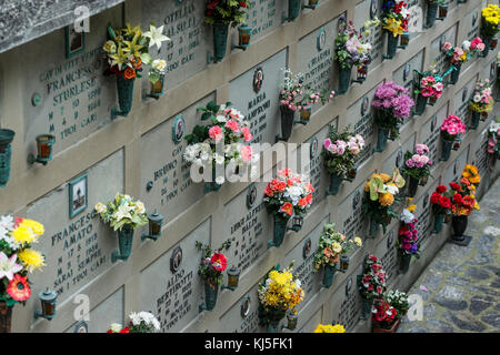 Frische Blumen schmücken die Beerdigung Gewölben der Dorffriedhof, Porto Venere, Italien. Stockfoto