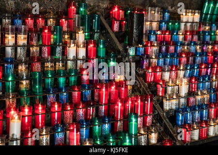 Votiv Kerzen in Santa Maria de Montserrat Abbey, Roquetas de Mar, Katalonien, Spanien Stockfoto