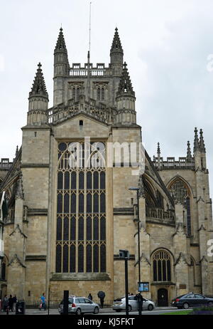 Blick auf die Abtei von Bath, eine anglikanische Pfarrkirche und einem ehemaligen Benediktinerkloster in Bath, Somerset, England. Vom 21. Jahrhundert Stockfoto