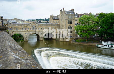 Blick auf die Pulteney Bridge in der Badewanne. Die Pulteney Bridge überquert den Fluss Avon in Bath, England. Vom 21. Jahrhundert Stockfoto