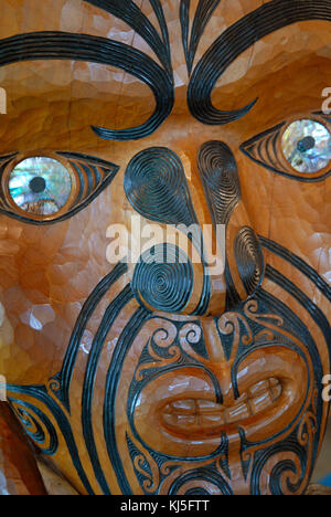 Kopf einer Maori Carving an Arataki Besucherzentrum, Waitakere Ranges Regional Park, in der Nähe von Auckland auf der Nordinsel Neuseelands. Stockfoto