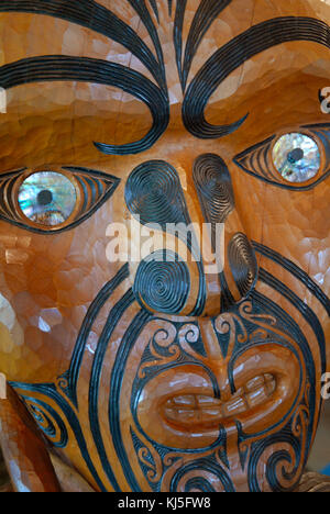 Kopf einer Maori Carving an Arataki Besucherzentrum, Waitakere Ranges Regional Park, in der Nähe von Auckland auf der Nordinsel Neuseelands. Stockfoto