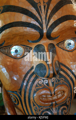 Kopf einer Maori Carving an Arataki Besucherzentrum, Waitakere Ranges Regional Park, in der Nähe von Auckland auf der Nordinsel Neuseelands. Stockfoto