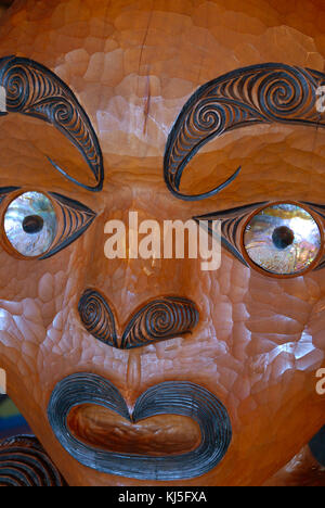 Kopf einer Maori Carving an Arataki Besucherzentrum, Waitakere Ranges Regional Park, in der Nähe von Auckland auf der Nordinsel Neuseelands. Stockfoto