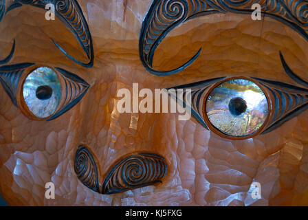 Kopf einer Maori Carving an Arataki Besucherzentrum, Waitakere Ranges Regional Park, in der Nähe von Auckland auf der Nordinsel Neuseelands. Stockfoto