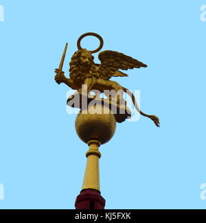 Der Löwe von Venedig ist eine alte geflügelte Löwe Bronze Skulptur auf der Piazza San Marco in Venedig, Italien, kam, um die Stadt zu symbolisieren, nach seiner Ankunft gab es im 12. Jahrhundert. Die Skulptur überwindet eine große Granit Spalte in den Platz, dachte zwischen 1172 - 1177 errichtet wurden. Der Löwe Skulptur hat eine sehr lange und unübersichtliche Geschichte hatte, wahrscheinlich ab, seine Existenz als geflügelte Löwe - griffin Statue auf einem Denkmal für die Gott sandon in Tarsus in Zilizien (Südliche Türkei) ca. 300 v. Chr.. Stockfoto