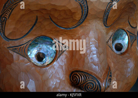 Kopf einer Maori Carving an Arataki Besucherzentrum, Waitakere Ranges Regional Park, in der Nähe von Auckland auf der Nordinsel Neuseelands. Stockfoto