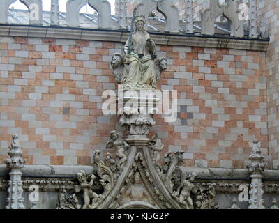 Von der Fassade der Dogenpalast (Palazzo Ducale) im Venezianischen gotischen Stil errichtet, und eine der wichtigsten Sehenswürdigkeiten der Stadt Venedig in Norditalien. Der Palast war die Residenz des Dogen von Venedig. Stockfoto