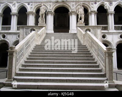 Zeremonielle Treppe dating zu 1485, im Innenhof von der Dogenpalast (Palazzo Ducale) im Venezianischen Stil gebaut, und eine der wichtigsten Sehenswürdigkeiten der Stadt Venedig in Norditalien. Stockfoto