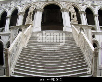 Zeremonielle Treppe dating zu 1485, im Innenhof von der Dogenpalast (Palazzo Ducale) im Venezianischen Stil gebaut, und eine der wichtigsten Sehenswürdigkeiten der Stadt Venedig in Norditalien. Stockfoto