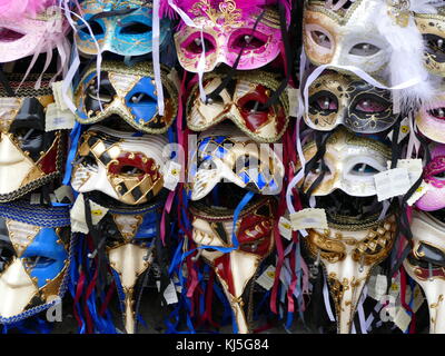 Traditionell dekorierte Masken für den Karneval von Venedig (Carnevale di Venezia), ein jährliches Festival in Venedig, Italien, statt. Ein Sieg der 'Serenissima Repubblica auf "Recall gegen den Patriarchen von Aquileia, im Jahr 1162. Stockfoto