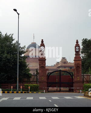 Die Rashtrapati Bhavan (Residenz des Präsidenten), der früher als Vizekönig's House bekannt, ist die offizielle Homepage des Präsidenten von Indien, am westlichen Ende der Rajpath in Neu Delhi, Indien. Es kann nur die Mansion (der 340-Zimmer Hauptgebäude), die offizielle Residenz des Präsidenten, Säle, Zimmer und Büros beziehen; sie kann ferner beziehen sich auf die gesamte 130-Hektar (320 acre) Präsident Immobilien, beinhaltet darüber hinaus aber auch eine sehr große Presidential Gärten (Mughal Gärten), Stockfoto