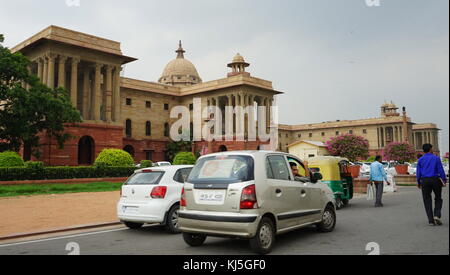 Der Nord Block des Sekretariats Gebäude, Delhi Indien, wo das Kabinett Sekretariat untergebracht ist, die die indische Regierung verwaltet. In den 1910er gebaut, es ist die Heimat einiger der wichtigsten Ministerien des Kabinetts von Indien. Auf Raisina Hill, New Delhi, das Sekretariat Gebäude sind zwei Blöcke von symmetrischen Gebäude (Norden und Süden) auf den gegenüberliegenden Seiten der großen Achse des Rajpath. Herbert Baker nahm auf die Gestaltung des Sekretariats Stockfoto