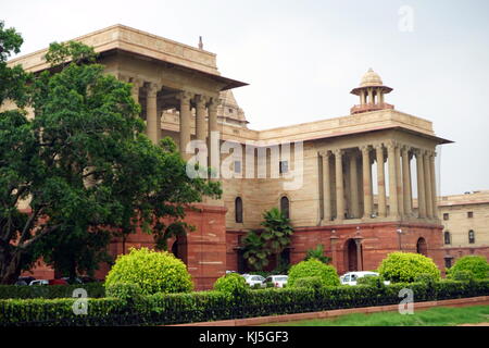 Der Nord Block des Sekretariats Gebäude, Delhi Indien, wo das Kabinett Sekretariat untergebracht ist, die die indische Regierung verwaltet. In den 1910er gebaut, es ist die Heimat einiger der wichtigsten Ministerien des Kabinetts von Indien. Auf Raisina Hill, New Delhi, das Sekretariat Gebäude sind zwei Blöcke von symmetrischen Gebäude (Norden und Süden) auf den gegenüberliegenden Seiten der großen Achse des Rajpath. Herbert Baker nahm auf die Gestaltung des Sekretariats Stockfoto