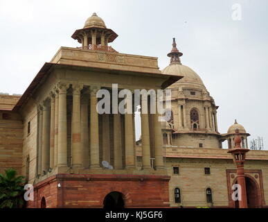 Der Nord Block des Sekretariats Gebäude, Delhi Indien, wo das Kabinett Sekretariat untergebracht ist, die die indische Regierung verwaltet. In den 1910er gebaut, es ist die Heimat einiger der wichtigsten Ministerien des Kabinetts von Indien. Auf Raisina Hill, New Delhi, das Sekretariat Gebäude sind zwei Blöcke von symmetrischen Gebäude (Norden und Süden) auf den gegenüberliegenden Seiten der großen Achse des Rajpath. Herbert Baker nahm auf die Gestaltung des Sekretariats Stockfoto