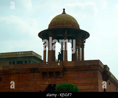 Der Nord Block des Sekretariats Gebäude, Delhi Indien, wo das Kabinett Sekretariat untergebracht ist, die die indische Regierung verwaltet. In den 1910er gebaut, es ist die Heimat einiger der wichtigsten Ministerien des Kabinetts von Indien. Auf Raisina Hill, New Delhi, das Sekretariat Gebäude sind zwei Blöcke von symmetrischen Gebäude (Norden und Süden) auf den gegenüberliegenden Seiten der großen Achse des Rajpath. Herbert Baker nahm auf die Gestaltung des Sekretariats Stockfoto