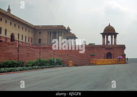 Der Nord Block des Sekretariats Gebäude, Delhi Indien, wo das Kabinett Sekretariat untergebracht ist, die die indische Regierung verwaltet. In den 1910er gebaut, es ist die Heimat einiger der wichtigsten Ministerien des Kabinetts von Indien. Auf Raisina Hill, New Delhi, das Sekretariat Gebäude sind zwei Blöcke von symmetrischen Gebäude (Norden und Süden) auf den gegenüberliegenden Seiten der großen Achse des Rajpath. Herbert Baker nahm auf die Gestaltung des Sekretariats Stockfoto