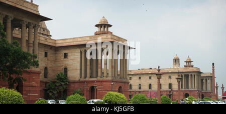 Der Nord Block des Sekretariats Gebäude, Delhi Indien, wo das Kabinett Sekretariat untergebracht ist, die die indische Regierung verwaltet. In den 1910er gebaut, es ist die Heimat einiger der wichtigsten Ministerien des Kabinetts von Indien. Auf Raisina Hill, New Delhi, das Sekretariat Gebäude sind zwei Blöcke von symmetrischen Gebäude (Norden und Süden) auf den gegenüberliegenden Seiten der großen Achse des Rajpath. Herbert Baker nahm auf die Gestaltung des Sekretariats Stockfoto